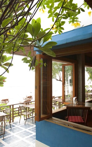 Breakfast, lunch, dinner served; seafood, beach views