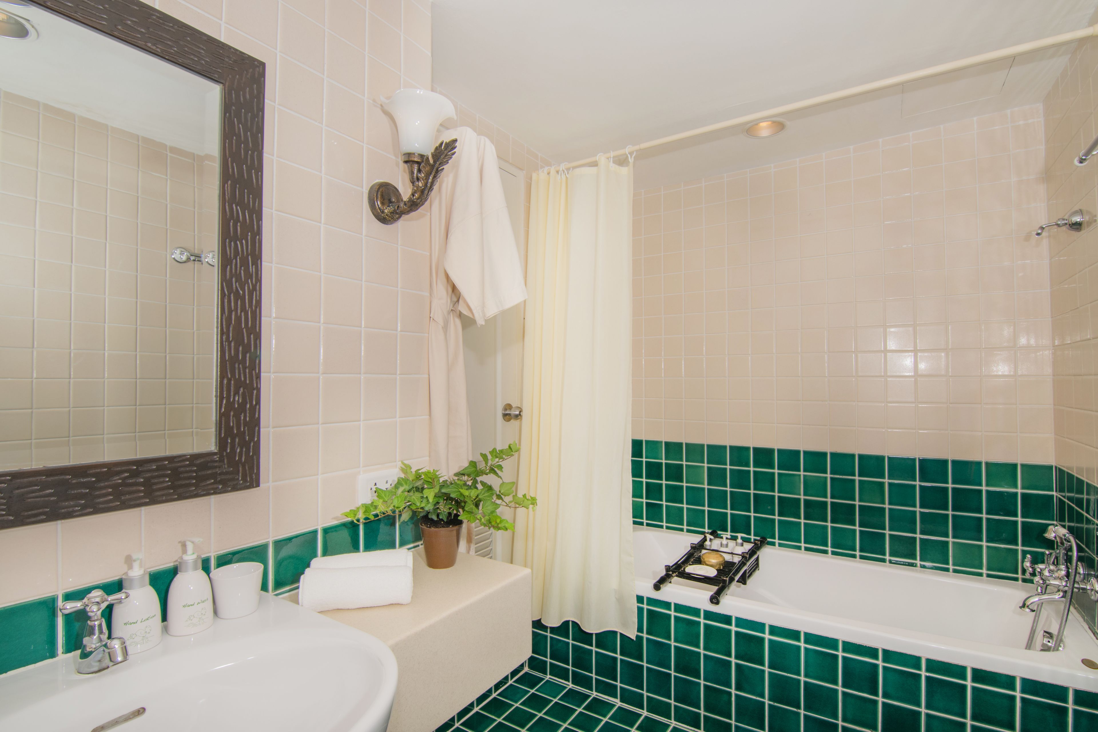 balcony suite | bathroom | free toiletries, hair dryer, towels