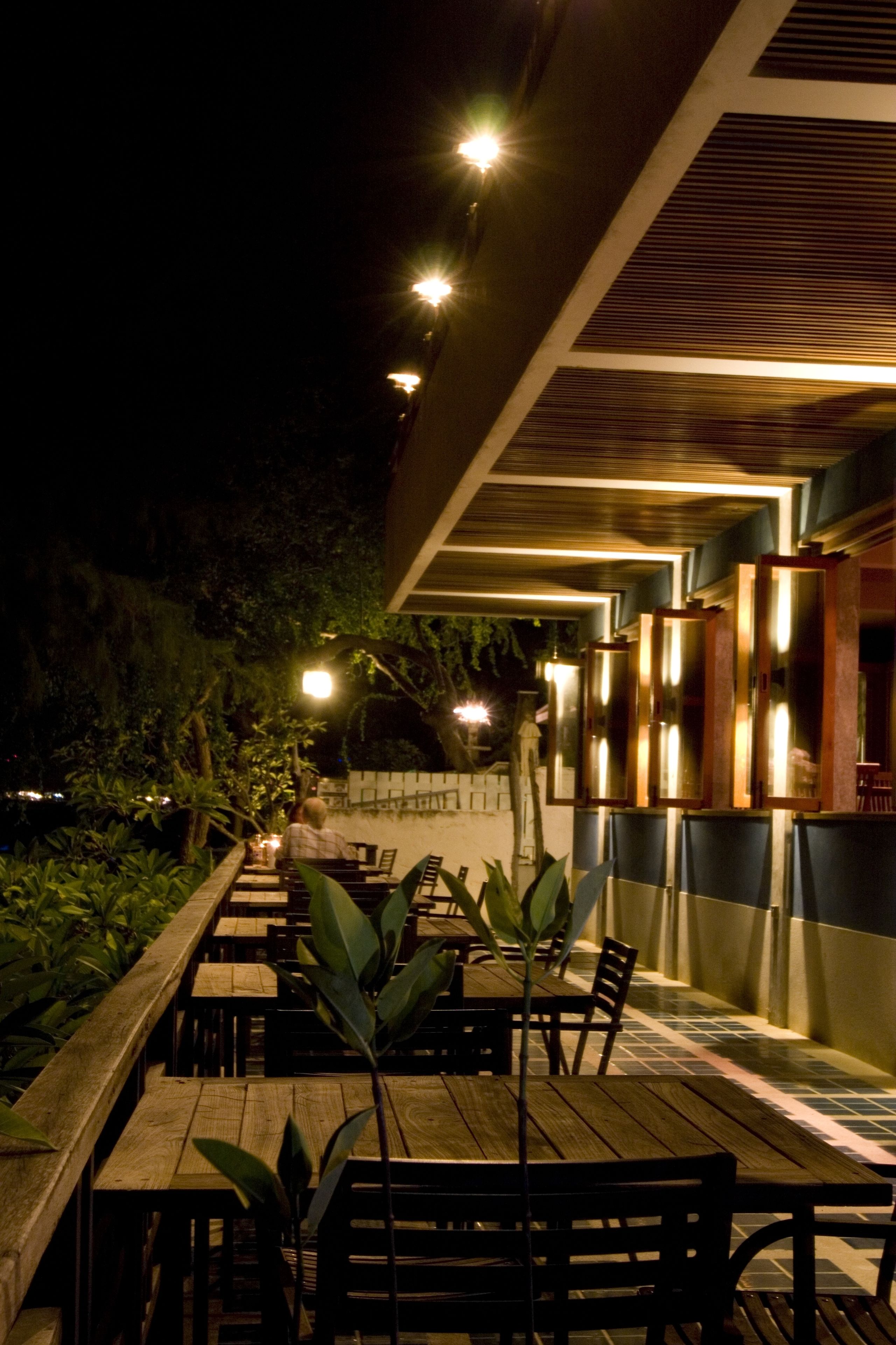 breakfast, lunch, dinner served; seafood, beach views