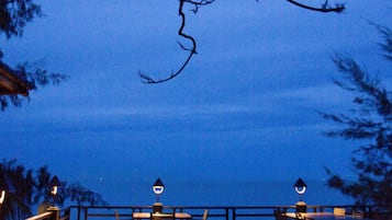 Breakfast, lunch, dinner served; seafood, beach views