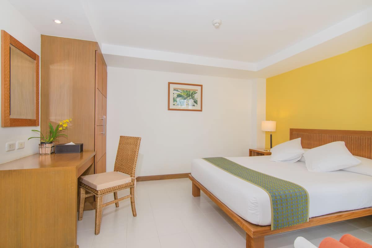 Long Holiday Suite One Bedroom | 1 slaapkamer, een kluis op de kamer, een bureau, gratis babybedden
