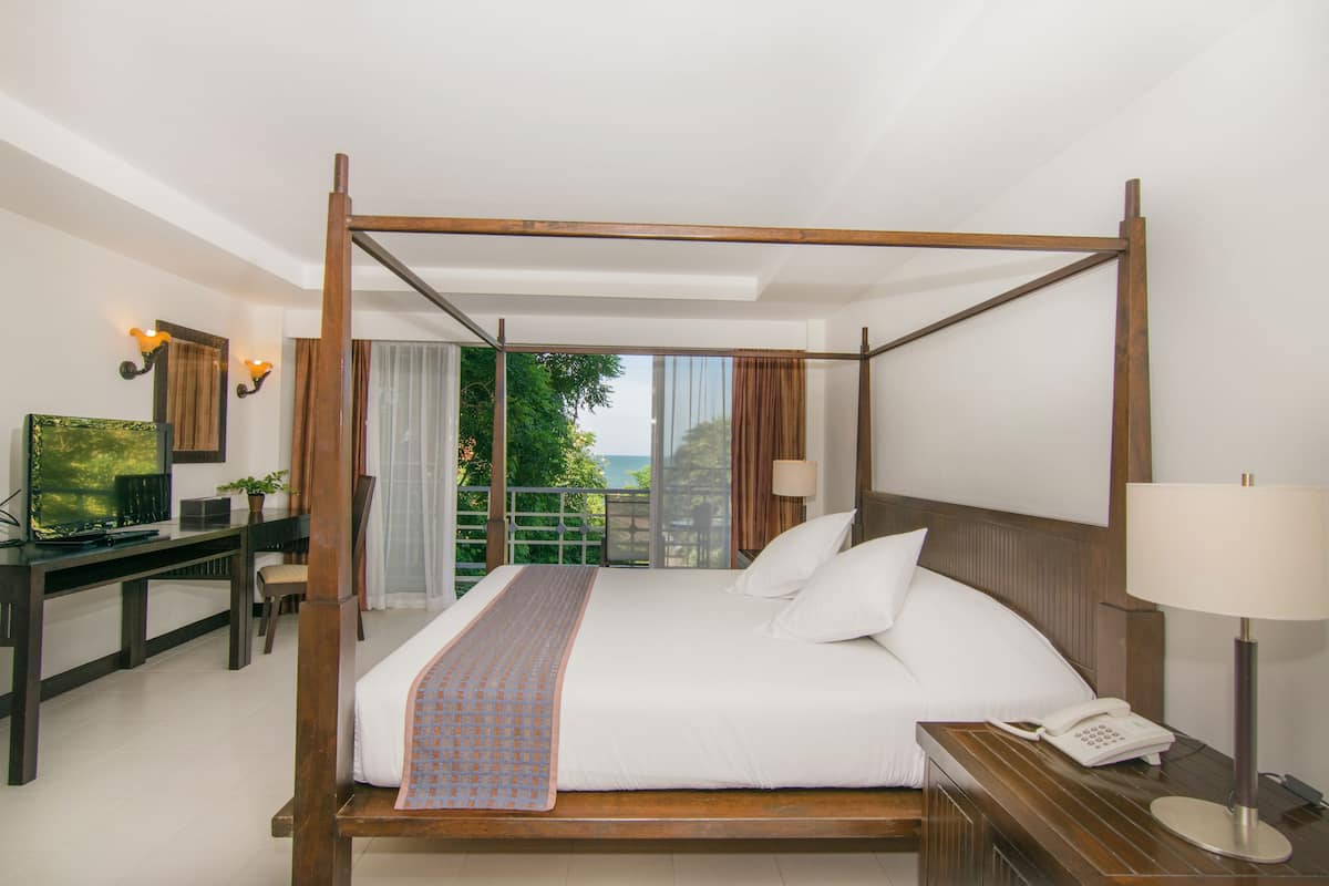 Balcony Suite | 1 slaapkamer, een kluis op de kamer, een bureau, gratis babybedden