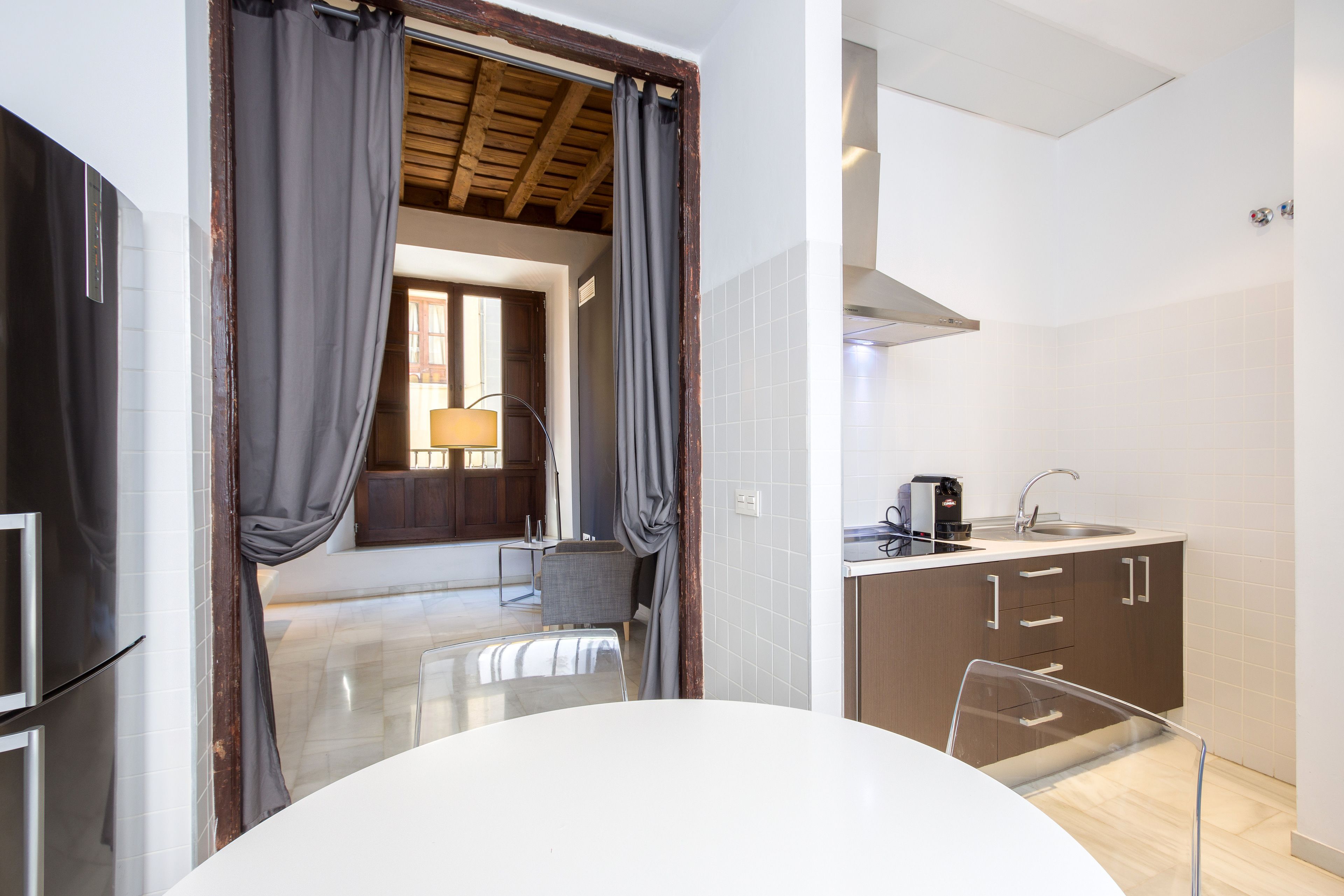 Una cocina moderna con un lavamanos, estufa y armarios.
