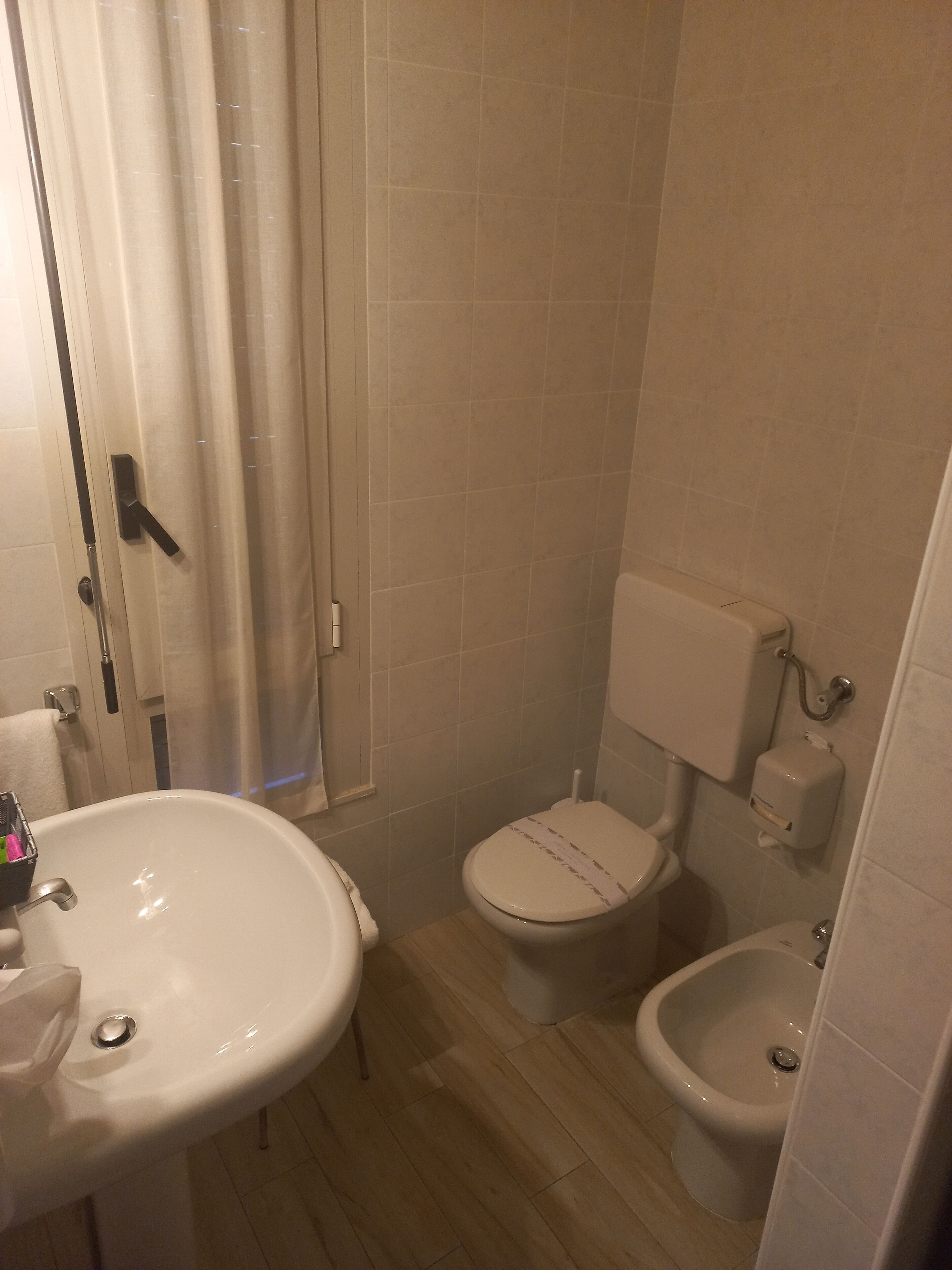 shower, rainfall showerhead, free toiletries, hair dryer