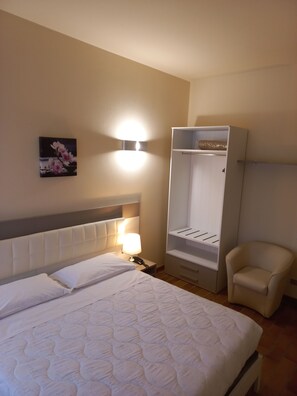 Chambre double | Coffre-fort, accès au Wi-Fi (inclus), literie fournie