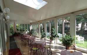 Déjeuner et dîner servis sur place, spécialités Cuisine locale