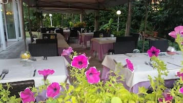 Mittagessen und Abendessen, lokale Küche