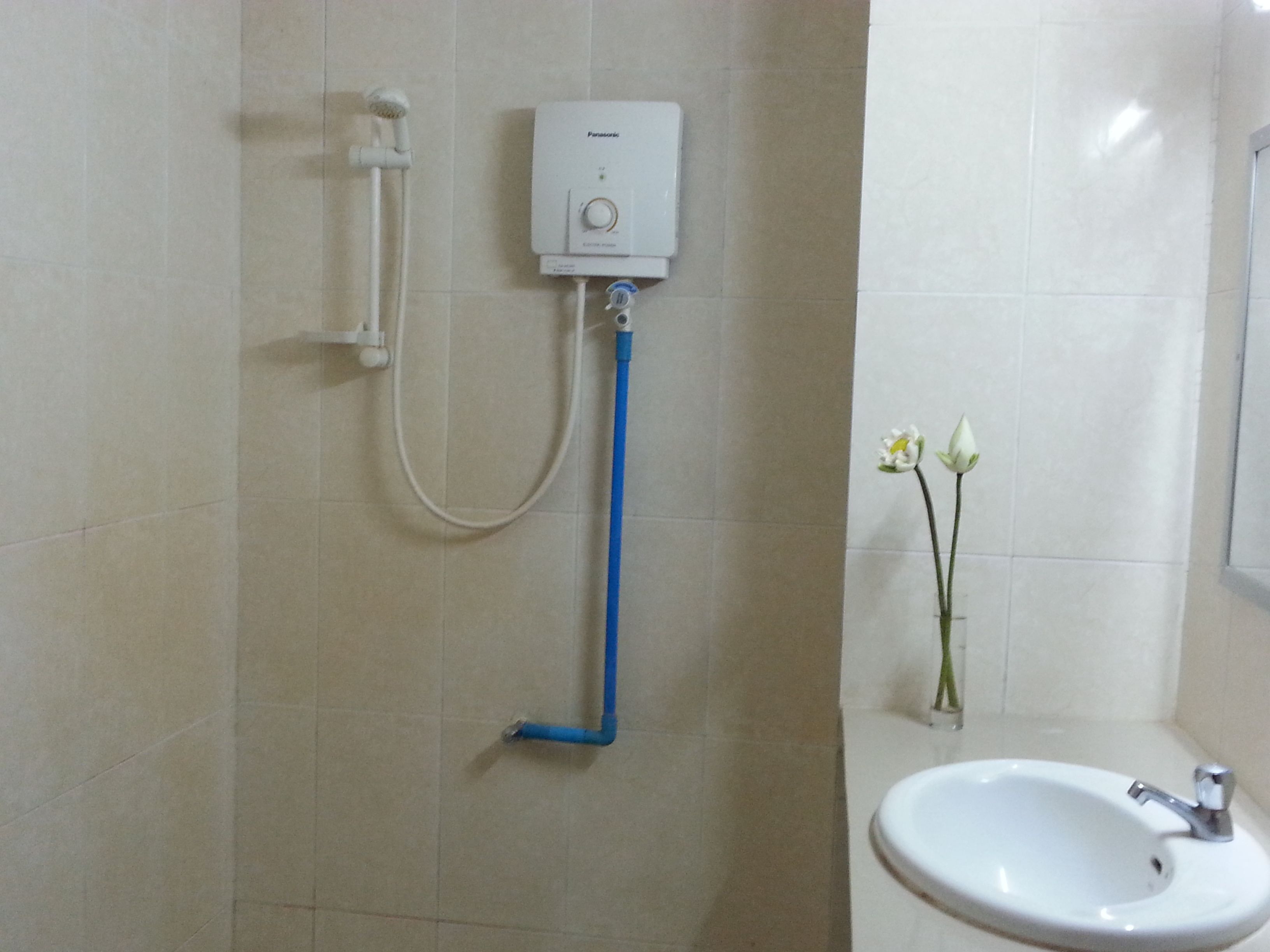 superior single room, 1 double bed, city view | bathroom | shower, hydromassage showerhead, free toiletries, hair dryer