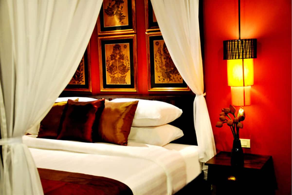 Hypo-allergenic bedding, minibar, in-room safe, desk