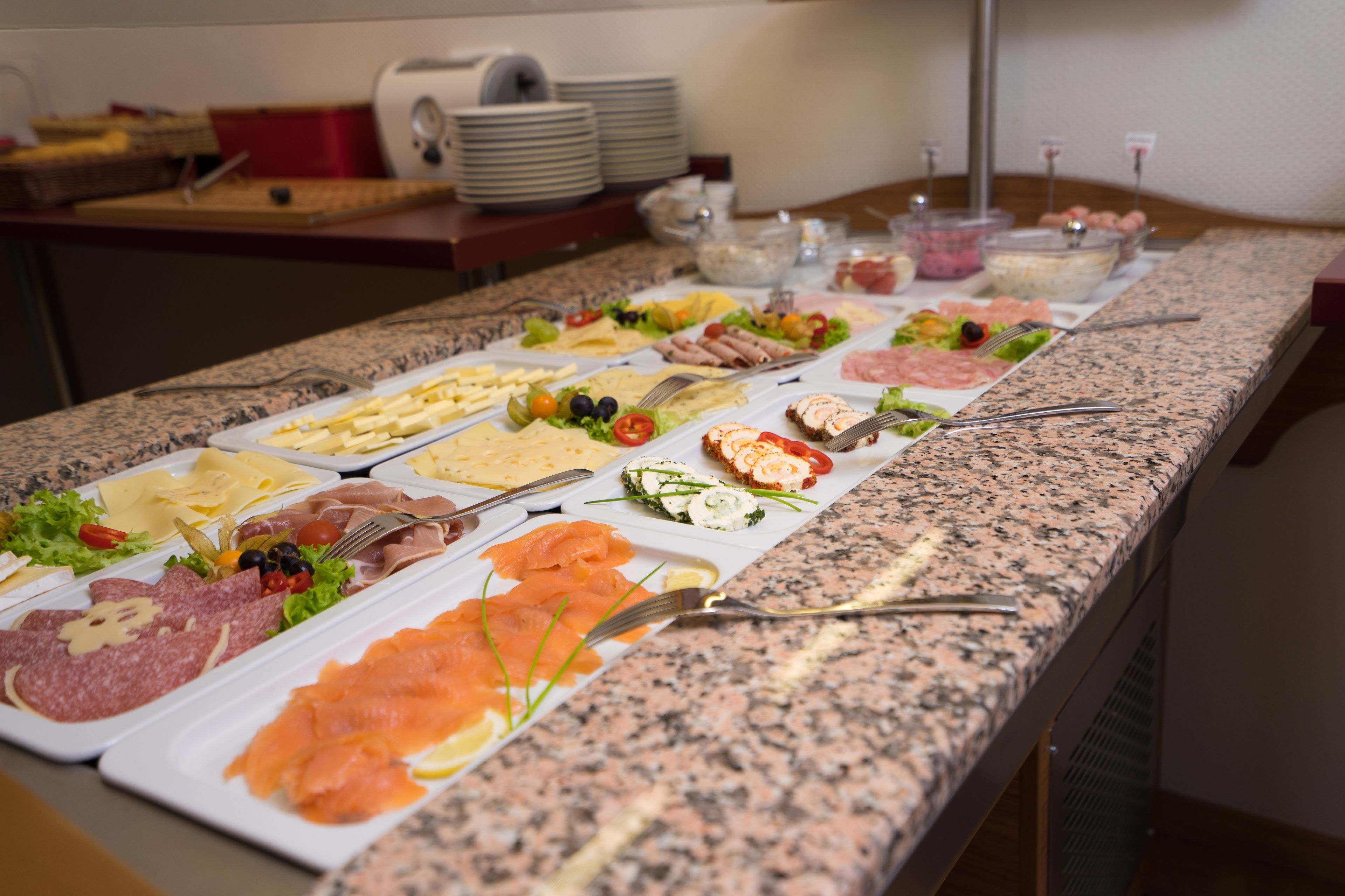 Une table de buffet avec divers plats et ustensiles.