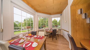 Esmorzar diari d'estil bufet (10 EUR per persona)