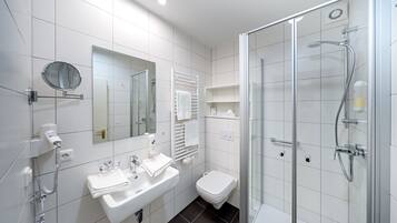 Dusche, kostenlose Toilettenartikel, Haartrockner, Hausschuhe