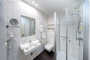 Shower, free toiletries, hair dryer, slippers - Parkhotel Pyrmont (Bad Pyrmont)