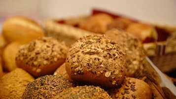 Variedad de panes con diferentes semillas y cereales.