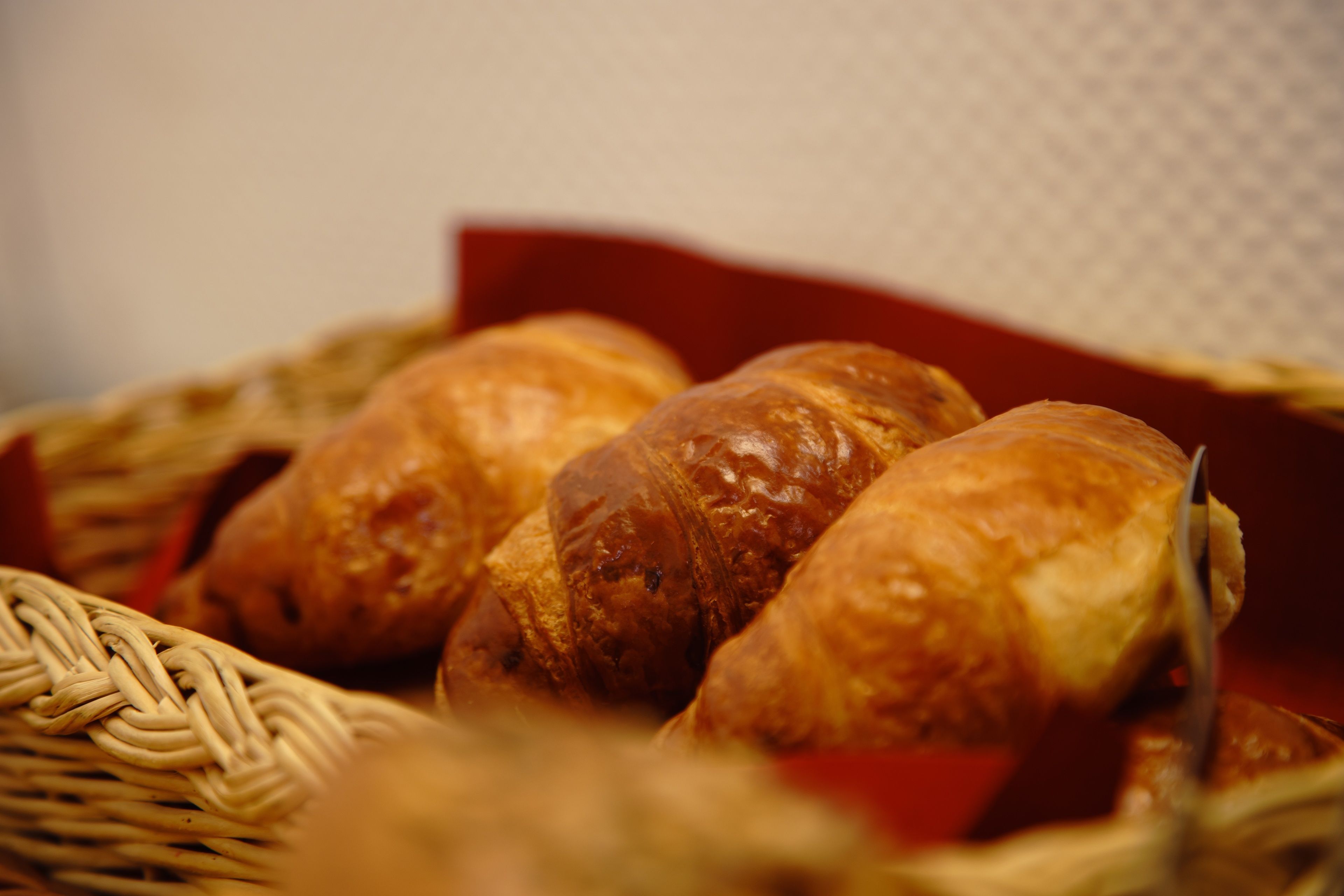 Un panier contenant plusieurs croissants.