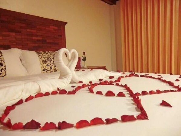 Honeymoon Room | Minibar, in-room safe, desk, soundproofing