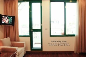 มินิบาร์, ตู้นิรภัยในห้องพัก, โต๊ะทำงาน, ห้องเก็บเสียง