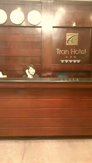 มินิบาร์, ตู้นิรภัยในห้องพัก, โต๊ะทำงาน, ห้องเก็บเสียง