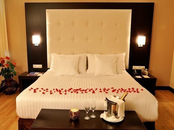 มินิบาร์, ตู้นิรภัยในห้องพัก, โต๊ะทำงาน, ห้องเก็บเสียง