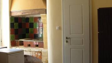 Economy Room | Desk, free cribs/infant beds, free WiFi