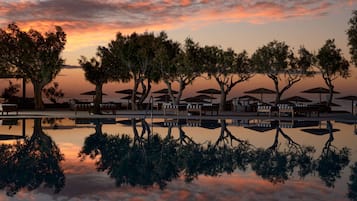 2 piscines extérieures, parasols de plage, chaises longues