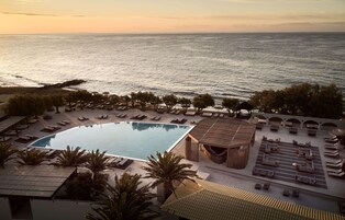2 piscinas al aire libre, sombrillas, sillones reclinables de piscina