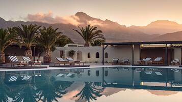 2 kolam renang outdoor, dengan payung kolam renang dan kursi berjemur