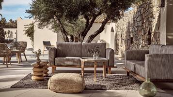 2 bars/lounges, lobby lounge, cocktail bar