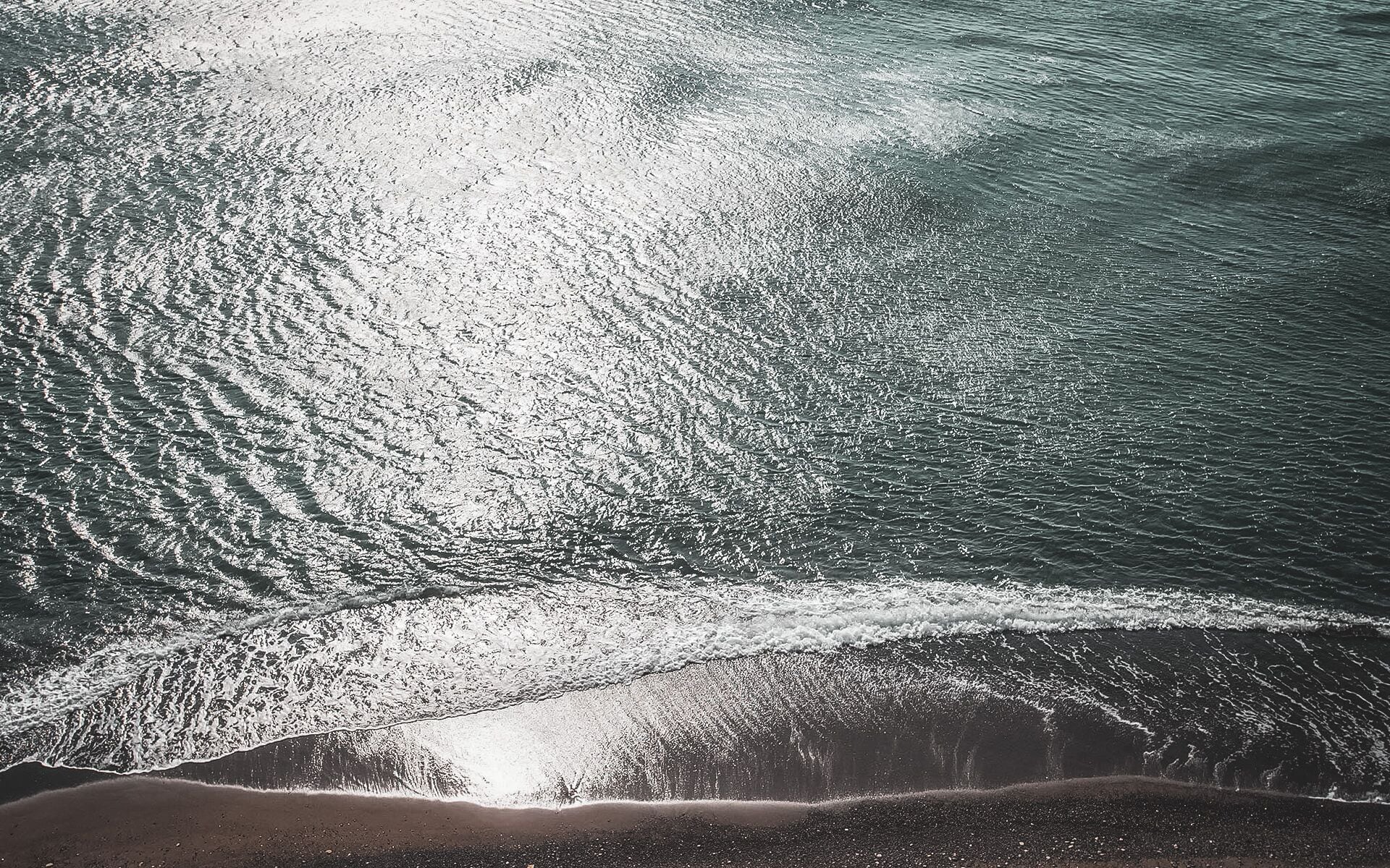 Una playa con olas rompiendo en la orilla.