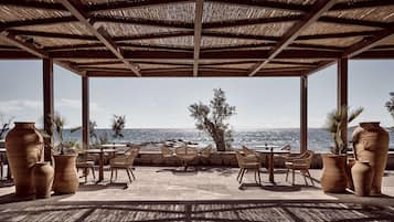 2 restaurantes, se sirven desayunos, comidas y cocina mediterránea