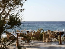 2 restaurantes; se sirve desayuno, almuerzo y cena; cocina mediterránea