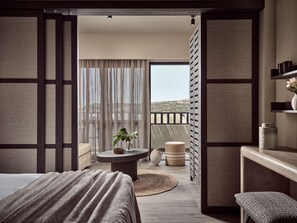 Cubrecamas, minibar y caja de seguridad en la habitación 