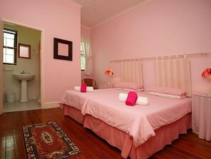 Rollaway beds, free WiFi - District Six Guesthouse (Cape Town)