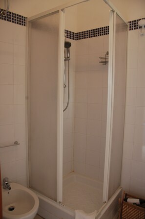 Comfort Double Room | Bathroom | Shower, free toiletries, hair dryer, bathrobes - B&B Agorà (Agrigento)