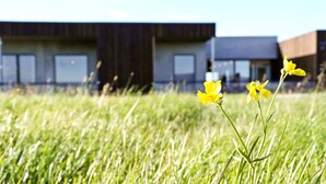 En bygning med moderne arkitektur, karakteriseret ved et fladt tag og store vinduer.