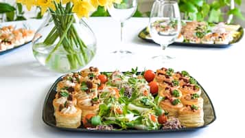 Der serveres morgenmad, frokost og aftensmad med udendørs servering