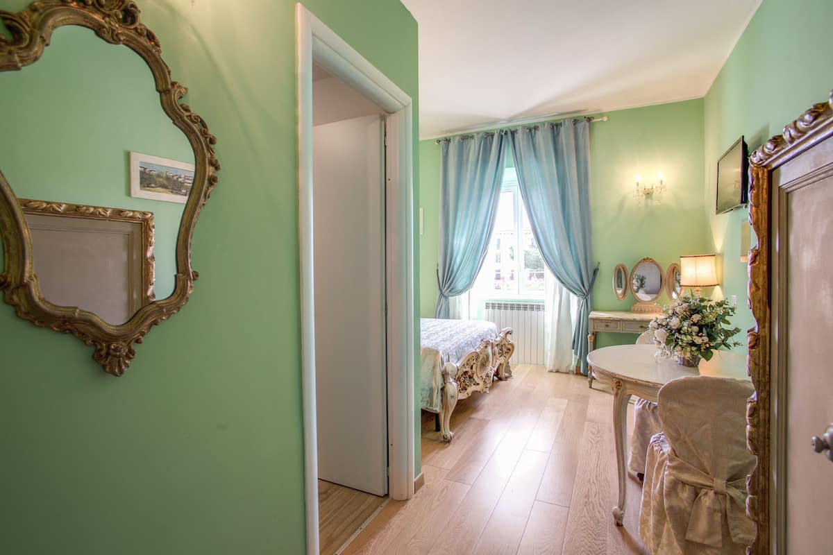 Coffres-forts dans les chambres, décoration personnalisée, bureau