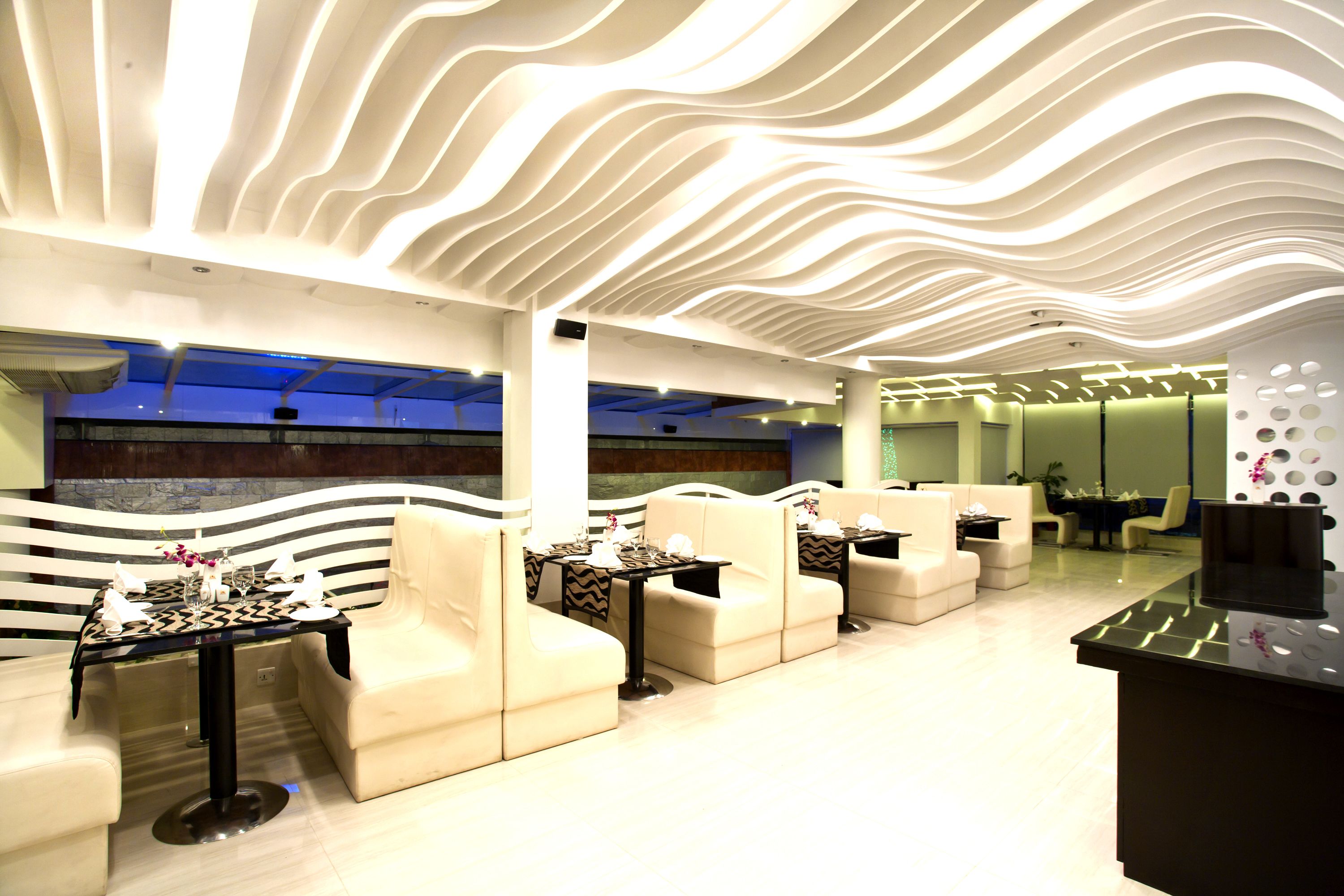 2 restaurants, dinner served