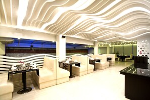 2 か所のレストラン、ディナーに営業