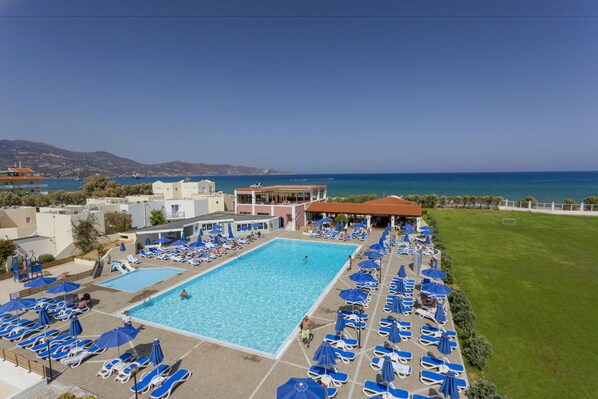 2 AuĂenpools, Sonnenschirme, LiegestĂŒhle