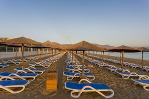 Pantai persendirian, kerusi lepak pantai, payung, bola tampar pantai 