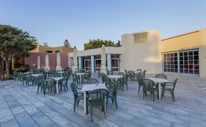 Bar tepi kolam renang