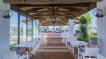 Bar en bord de piscine