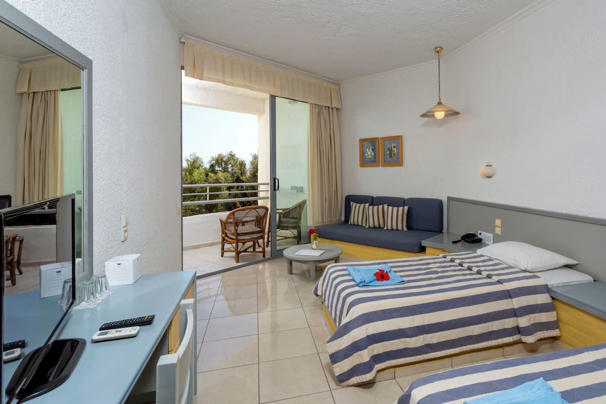 خزنة داخل الغرفة ومكتب وأسرّة أطفال/رضّع (مجانًا) وواي فاي مجانًا