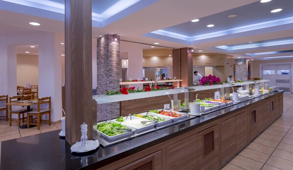 بوفيه فطور مجانًا يوميًا