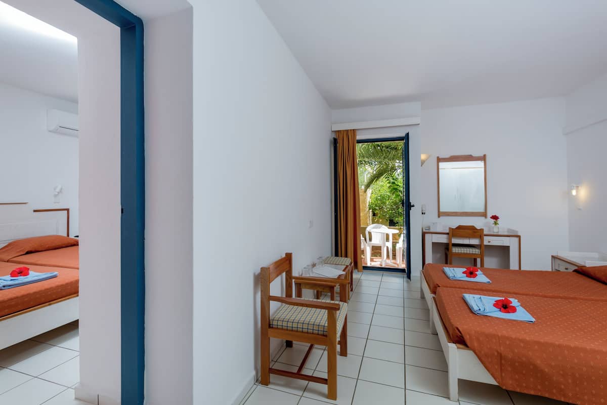 خزنة داخل الغرفة ومكتب وأسرّة أطفال/رضّع (مجانًا) وواي فاي مجانًا