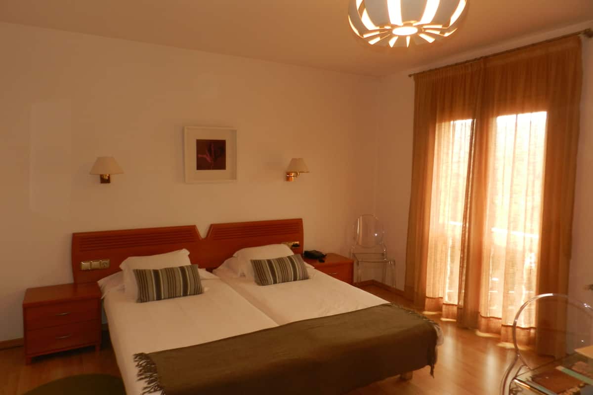 standard double room | minibar, desk, blackout curtains, iron/ironing board