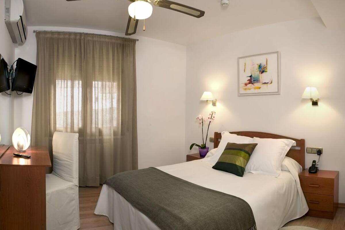 standard double room | minibar, desk, blackout curtains, iron/ironing board