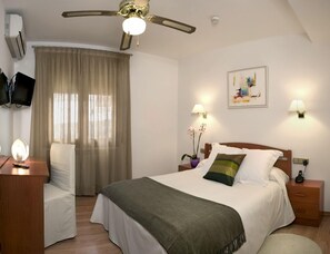 Standard Double Room | Minibar, desk, blackout drapes, iron/ironing board - Hotel Porta d'Alella (Alella)