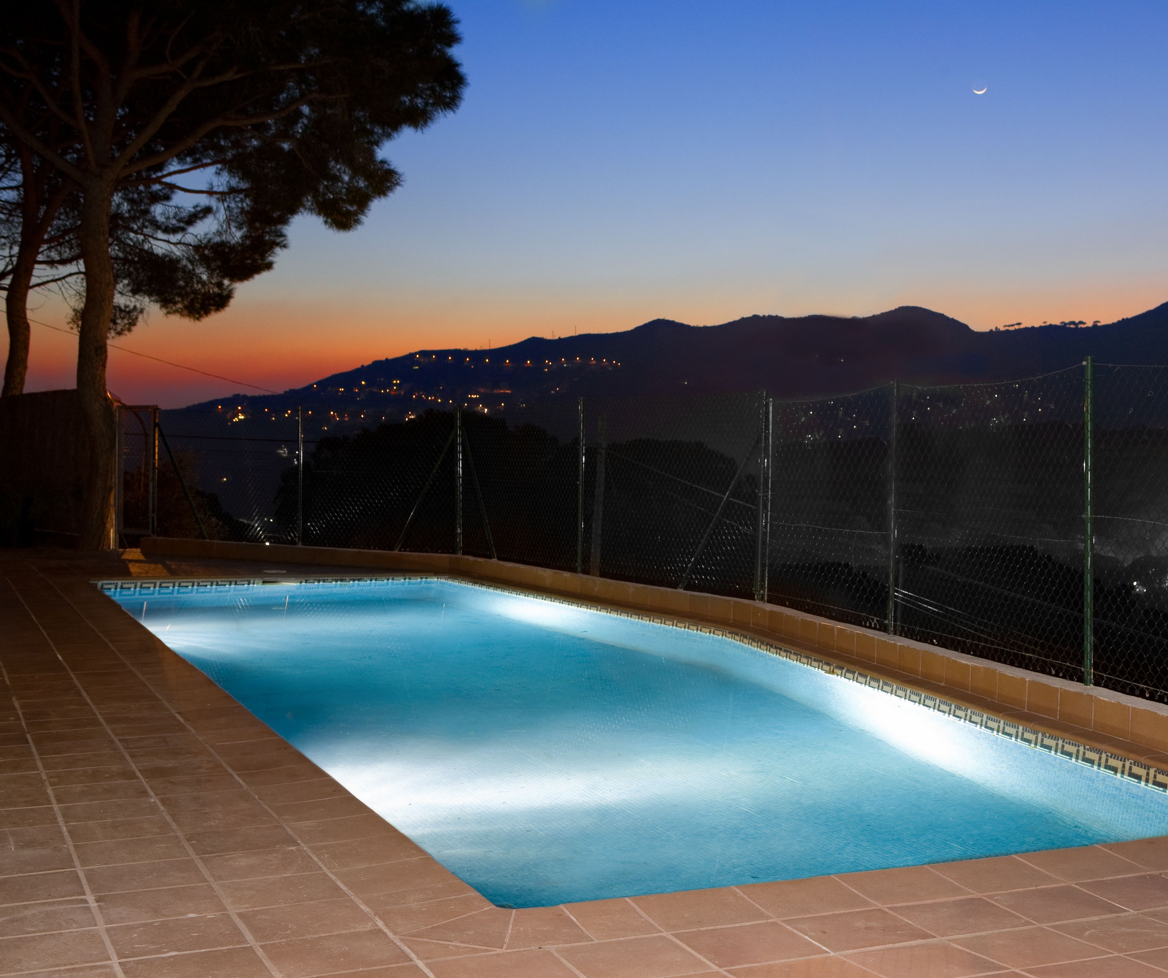 Außenpool (je nach Saison geöffnet), Sonnenschirme, Liegestühle